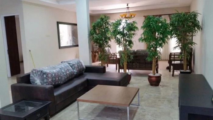 Rumah Disewakan Fully Furnished Plus Kolam Renang di Taman Beverly Lippo Cikarang